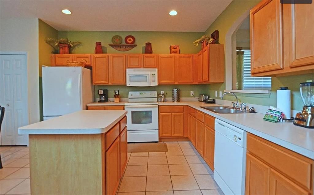 For Sale: $580,000 (7 beds, 4 baths, 2881 Square Feet)