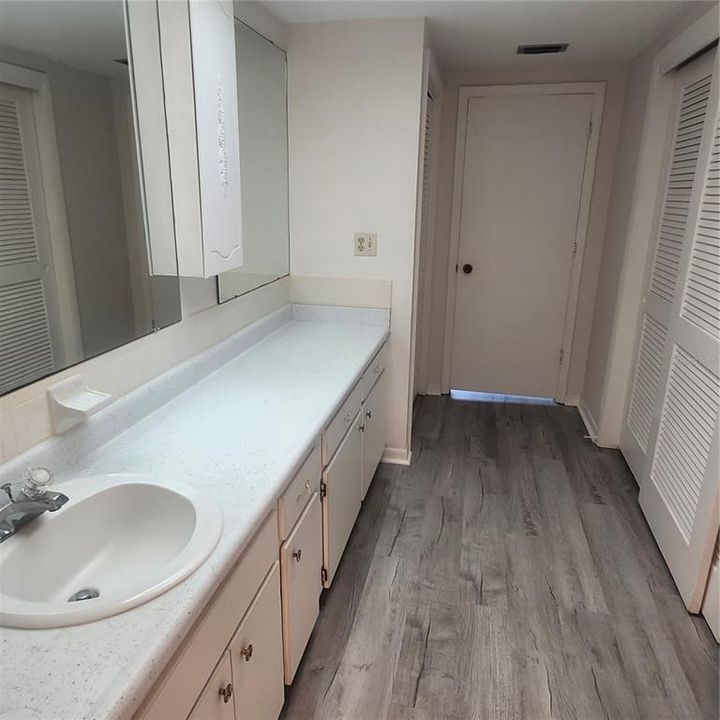 For Rent: $2,400 (1 beds, 1 baths, 1111 Square Feet)