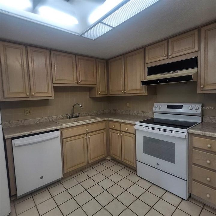 For Rent: $2,400 (1 beds, 1 baths, 1111 Square Feet)