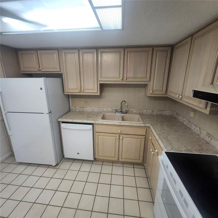 For Rent: $2,400 (1 beds, 1 baths, 1111 Square Feet)