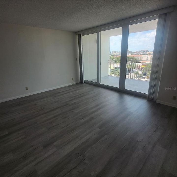 For Rent: $2,400 (1 beds, 1 baths, 1111 Square Feet)