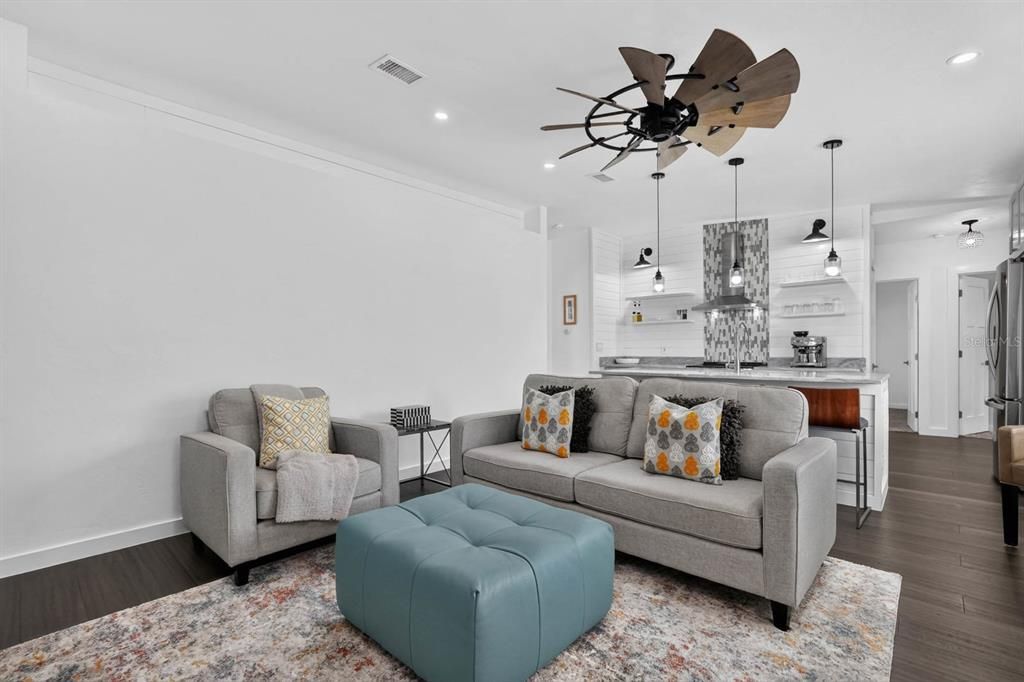 Activo con contrato: $360,000 (3 camas, 2 baños, 1116 Pies cuadrados)
