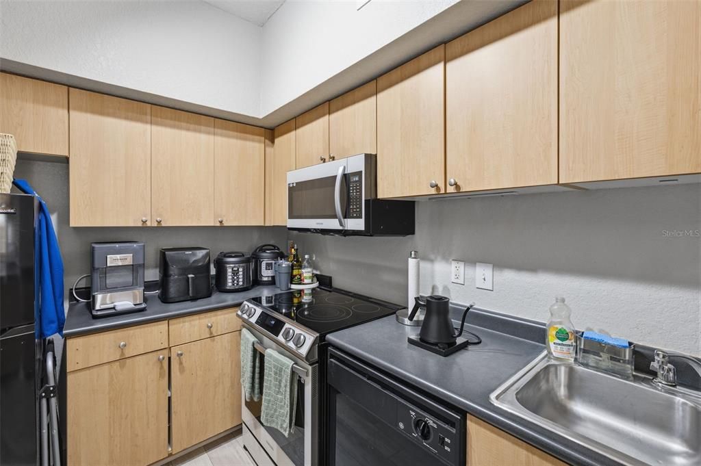 For Rent: $2,195 (1 beds, 1 baths, 789 Square Feet)