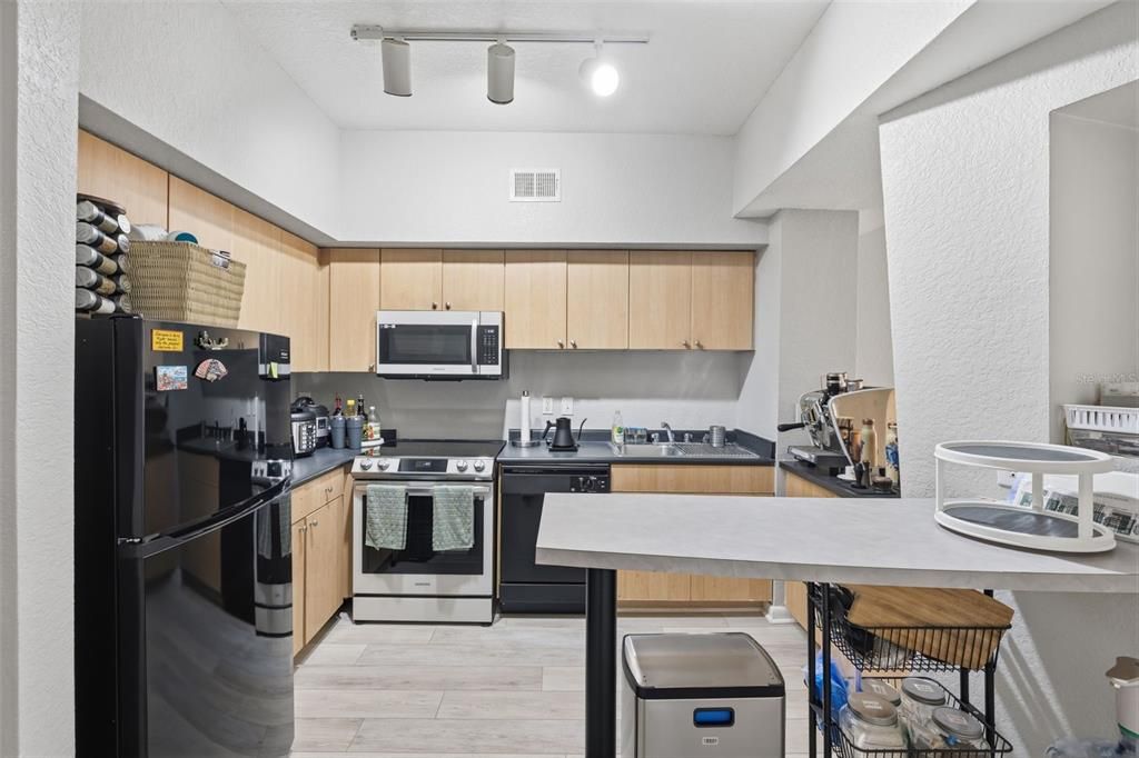 For Rent: $2,195 (1 beds, 1 baths, 789 Square Feet)