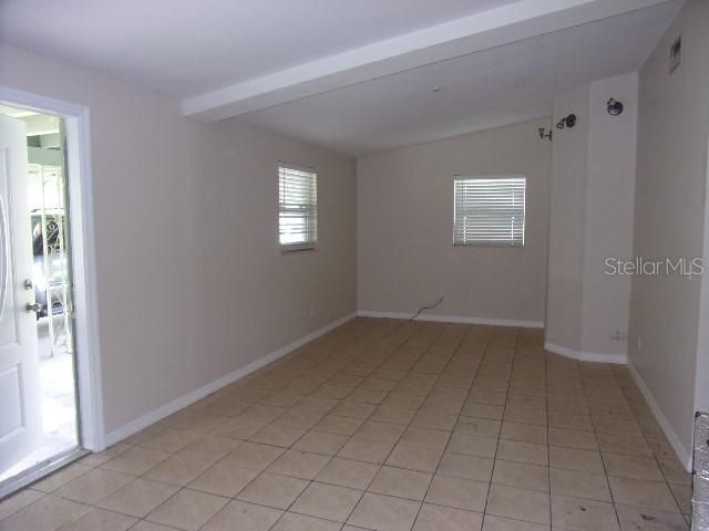 For Rent: $1,275 (2 beds, 1 baths, 816 Square Feet)