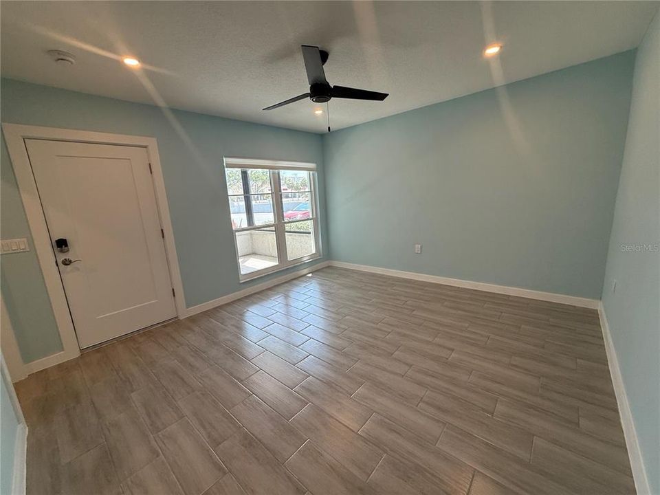 For Rent: $1,700 (1 beds, 1 baths, 430 Square Feet)