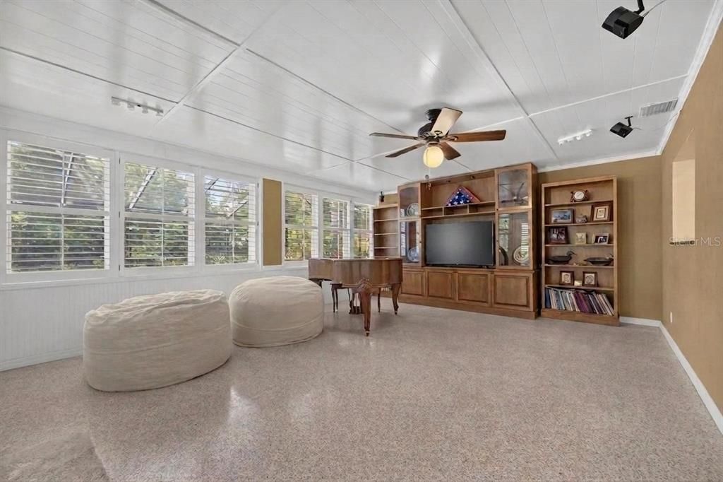 For Sale: $875,000 (5 beds, 2 baths, 3031 Square Feet)
