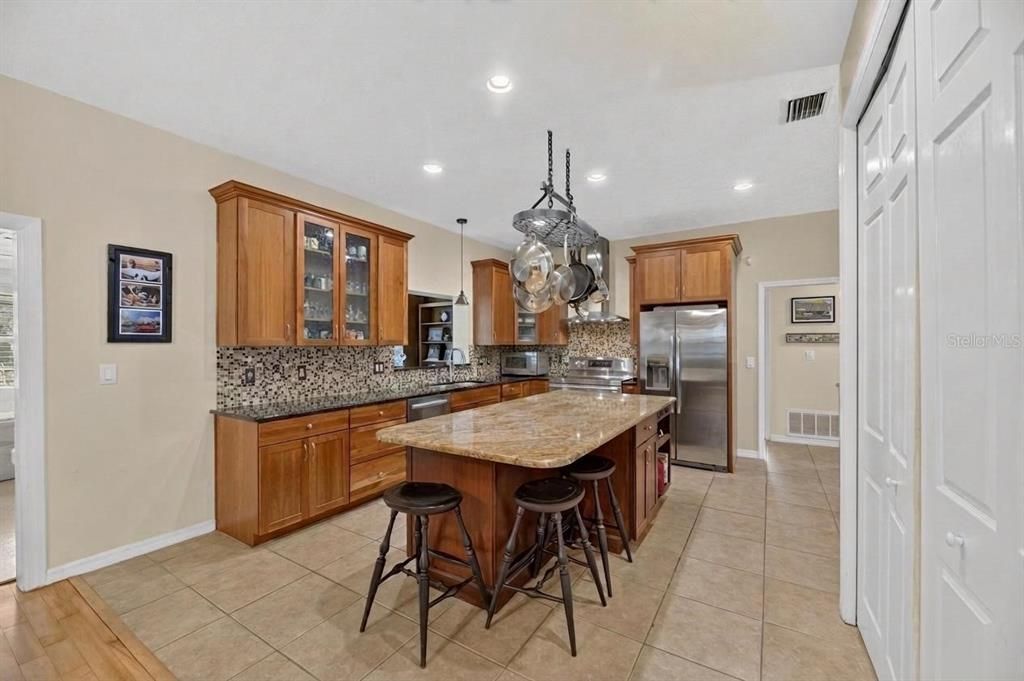 For Sale: $875,000 (5 beds, 2 baths, 3031 Square Feet)