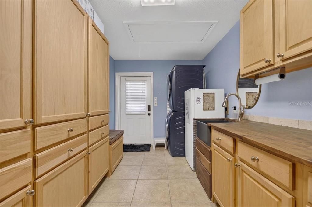 For Sale: $875,000 (5 beds, 2 baths, 3031 Square Feet)
