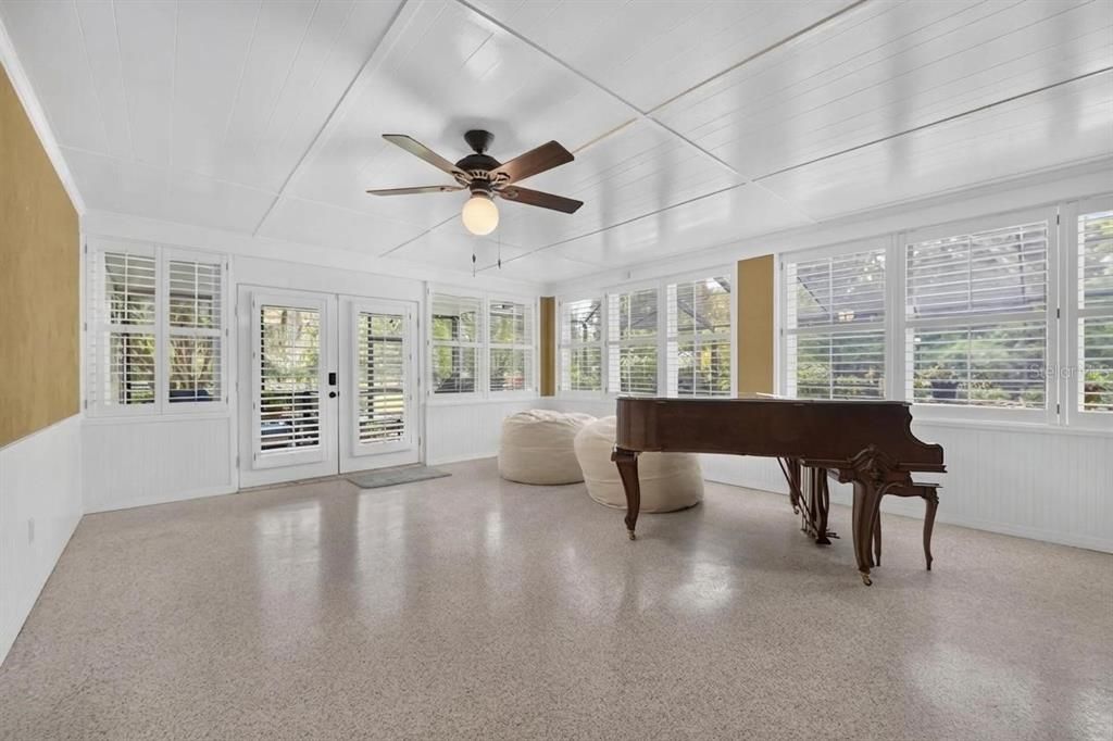 For Sale: $875,000 (5 beds, 2 baths, 3031 Square Feet)
