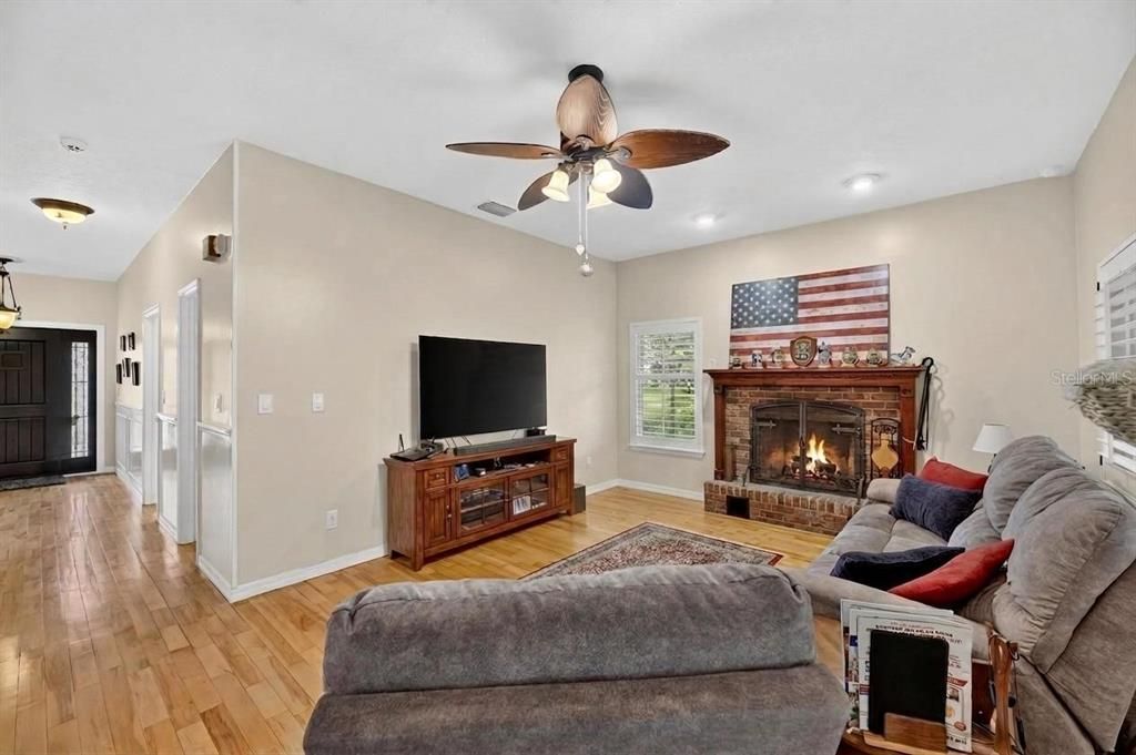 For Sale: $875,000 (5 beds, 2 baths, 3031 Square Feet)