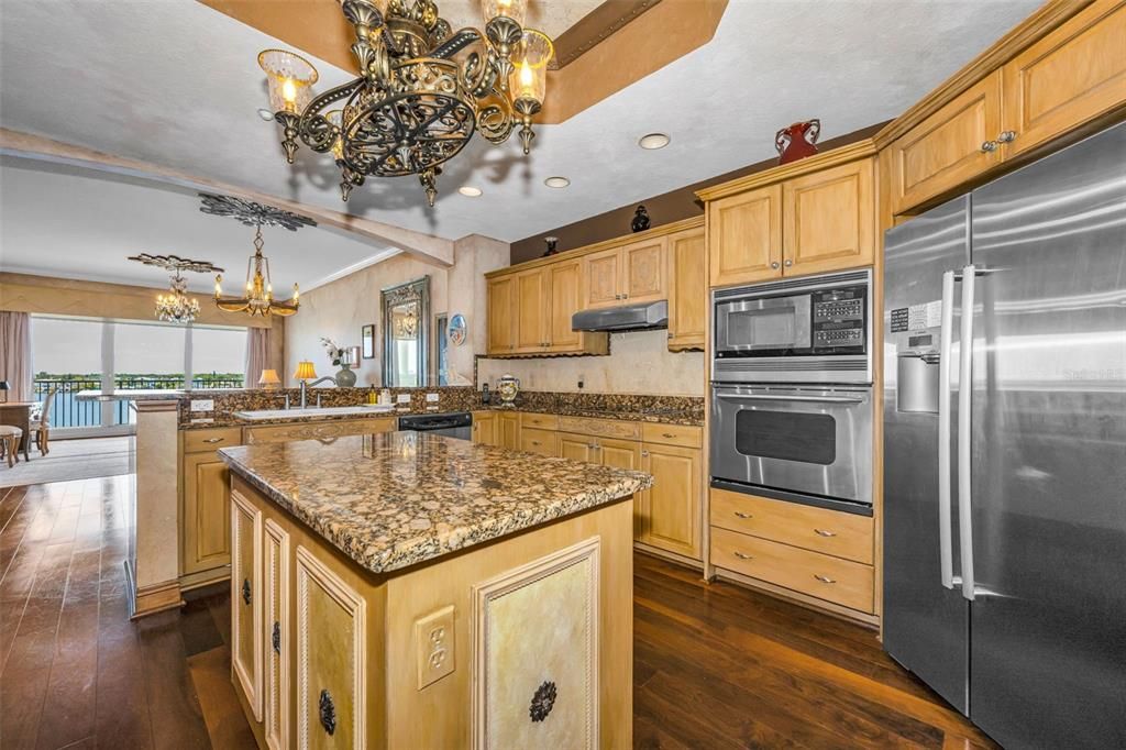 For Sale: $975,000 (3 beds, 3 baths, 1995 Square Feet)