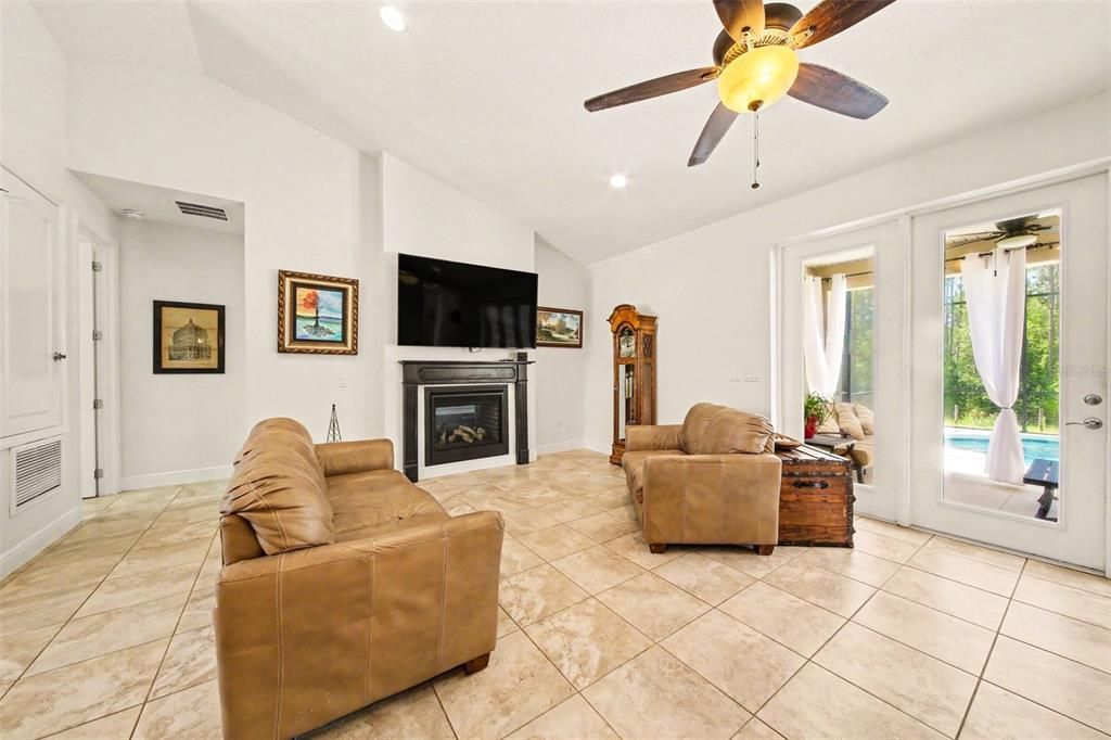 Activo con contrato: $980,000 (4 camas, 3 baños, 2221 Pies cuadrados)
