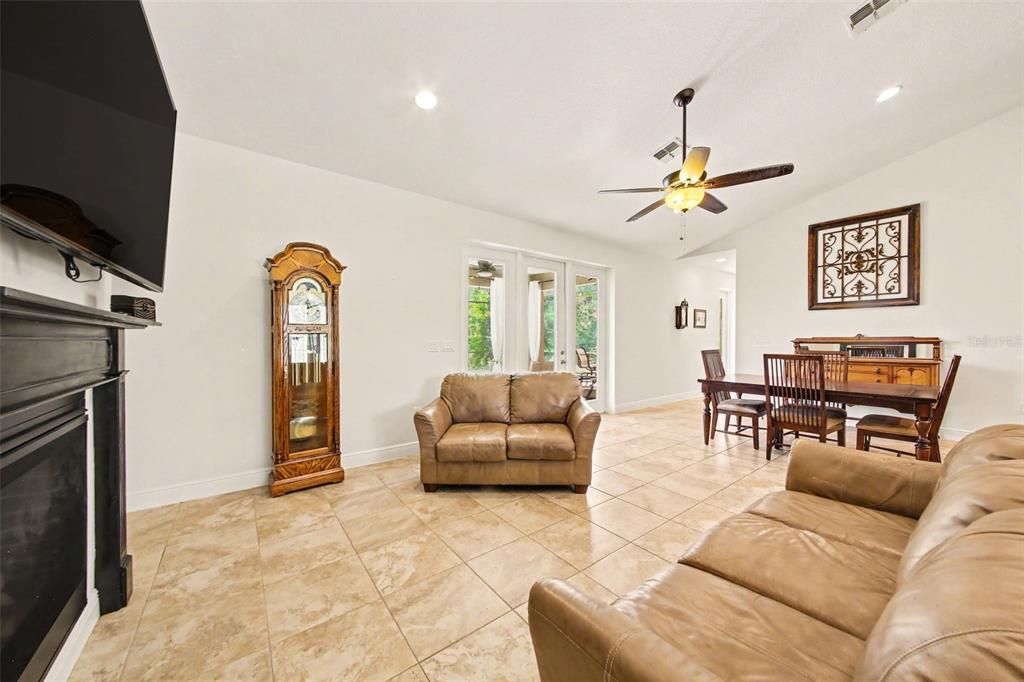 Activo con contrato: $980,000 (4 camas, 3 baños, 2221 Pies cuadrados)