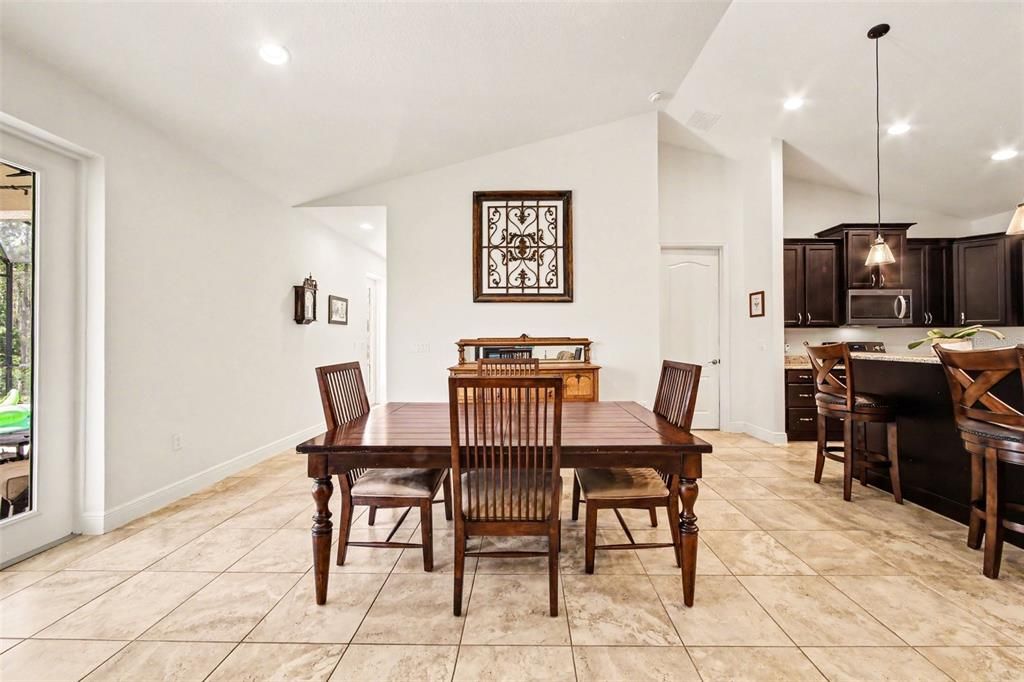 Activo con contrato: $980,000 (4 camas, 3 baños, 2221 Pies cuadrados)