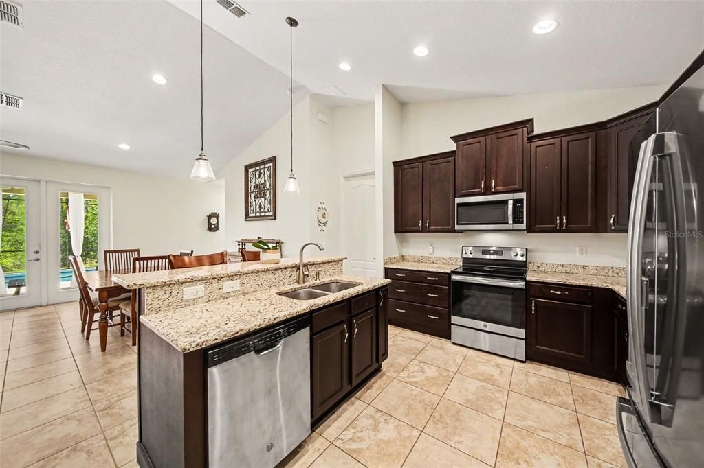 Activo con contrato: $980,000 (4 camas, 3 baños, 2221 Pies cuadrados)