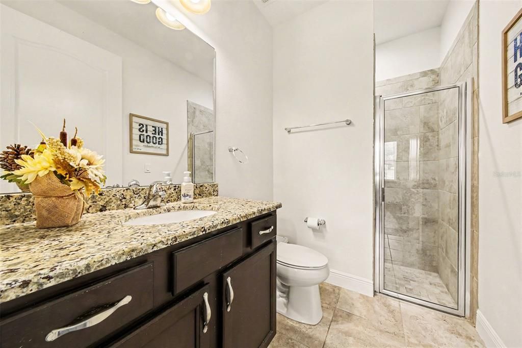 Activo con contrato: $980,000 (4 camas, 3 baños, 2221 Pies cuadrados)