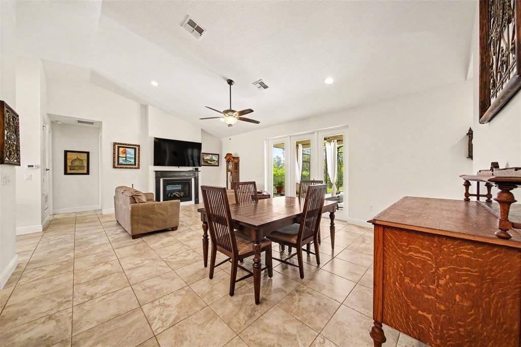 Activo con contrato: $980,000 (4 camas, 3 baños, 2221 Pies cuadrados)
