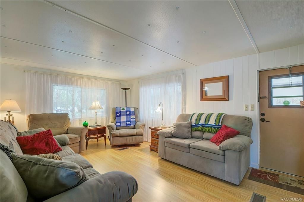 For Sale: $159,900 (3 beds, 2 baths, 1104 Square Feet)