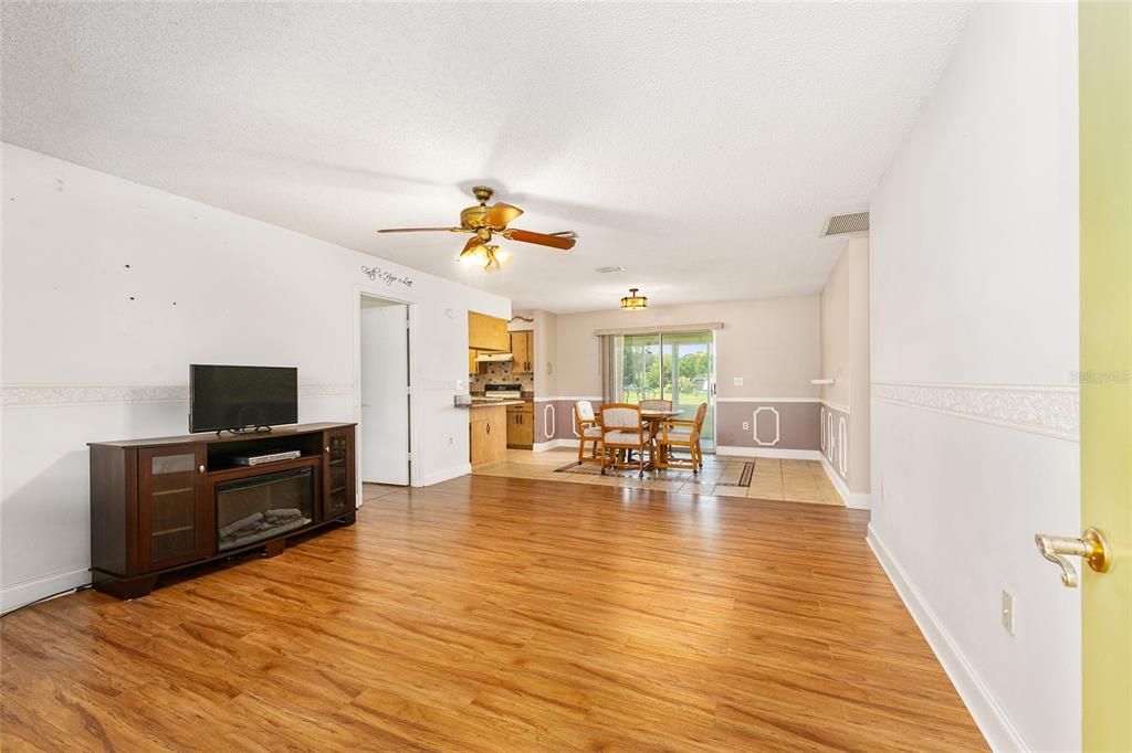 For Sale: $300,000 (3 beds, 2 baths, 1248 Square Feet)