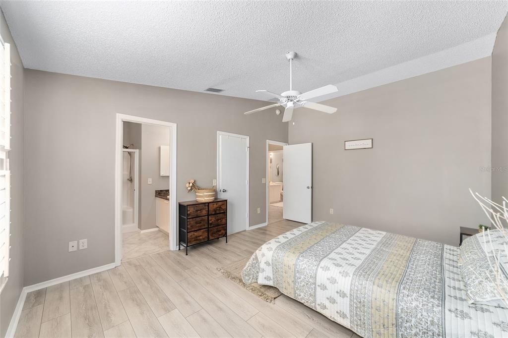 For Sale: $259,000 (2 beds, 2 baths, 1160 Square Feet)