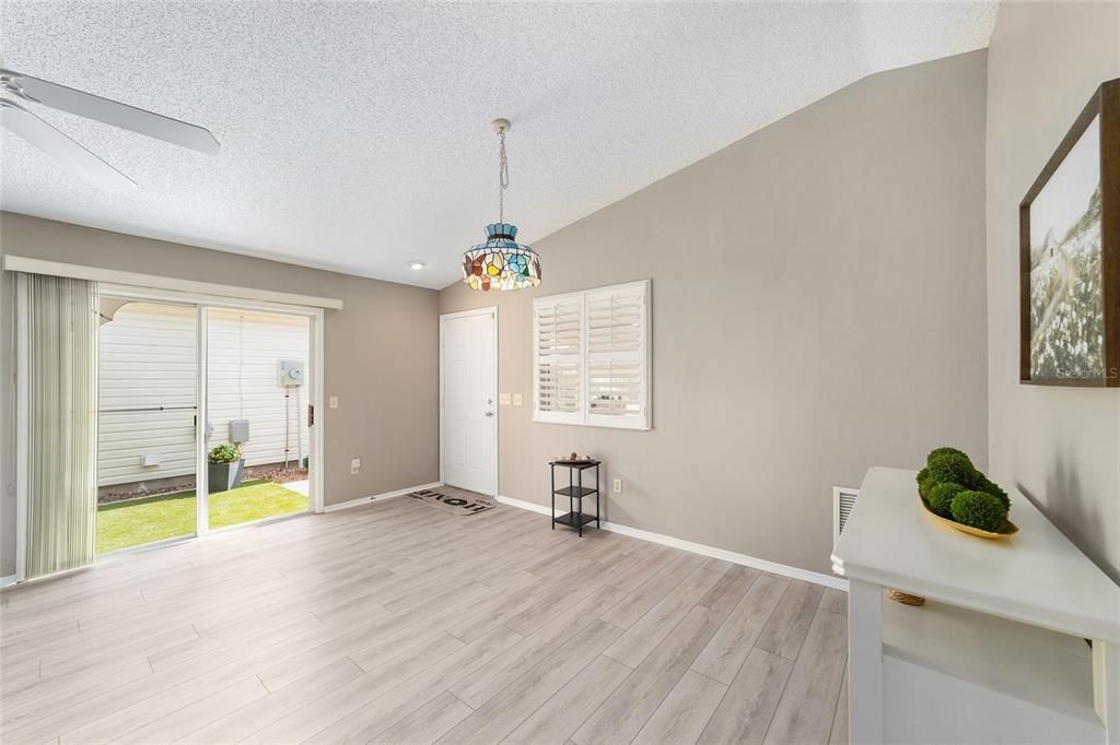 For Sale: $259,000 (2 beds, 2 baths, 1160 Square Feet)