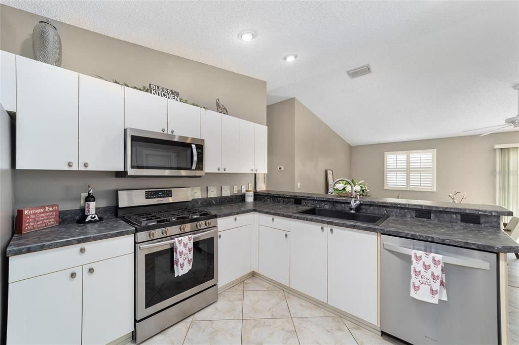 For Sale: $259,000 (2 beds, 2 baths, 1160 Square Feet)