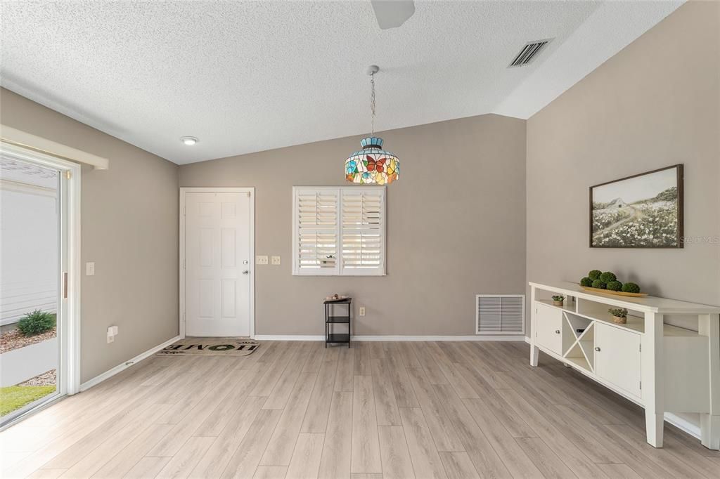 For Sale: $259,000 (2 beds, 2 baths, 1160 Square Feet)