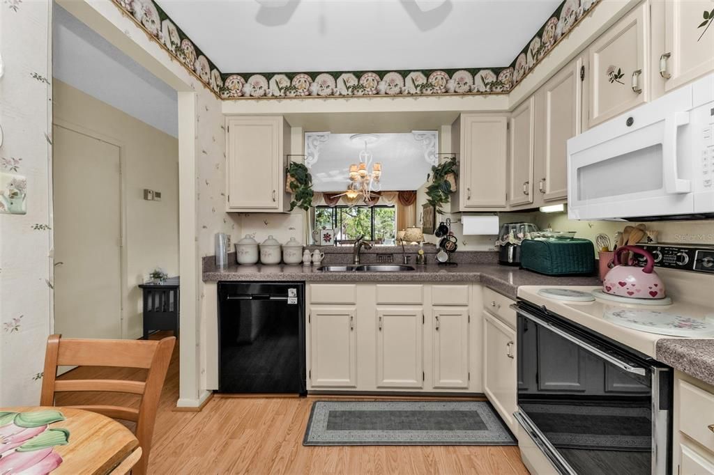 For Sale: $235,000 (2 beds, 2 baths, 1065 Square Feet)