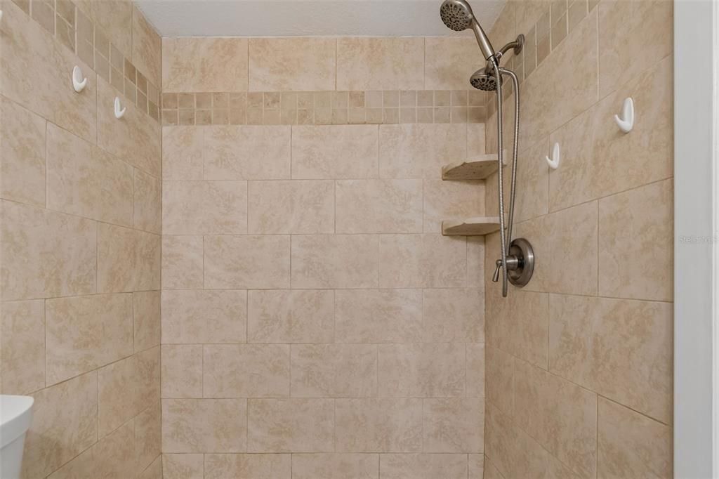 На продажу: $199,900 (2 спален, 2 ванн, 1035 Квадратных фут)