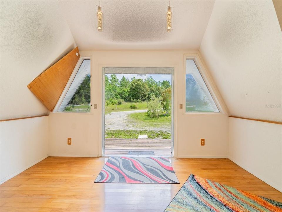 For Sale: $338,000 (3 beds, 3 baths, 1263 Square Feet)