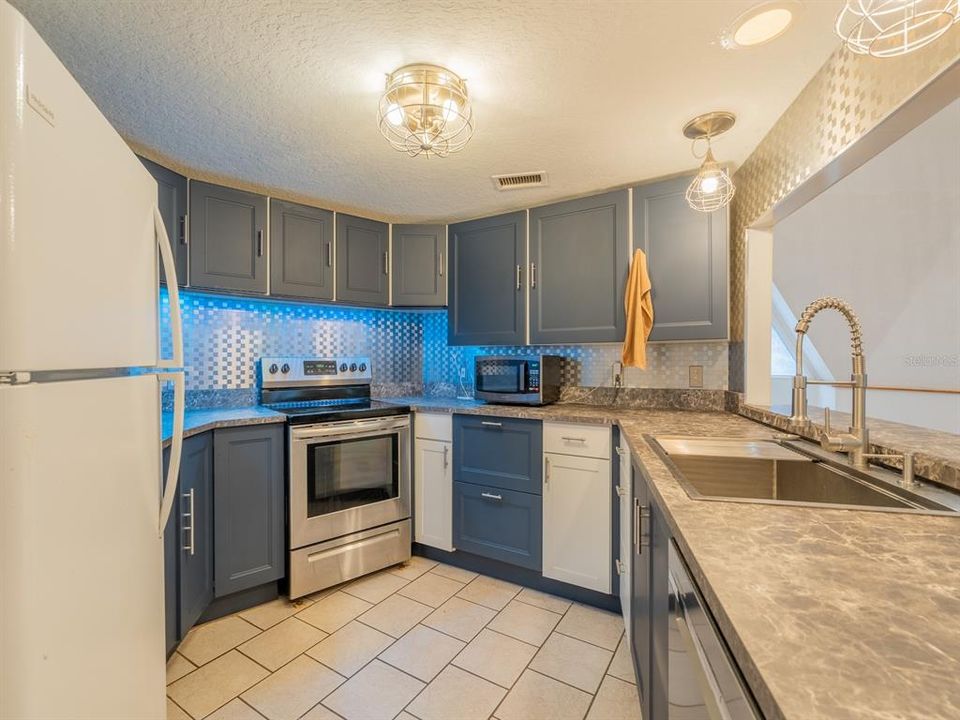 For Sale: $338,000 (3 beds, 3 baths, 1263 Square Feet)