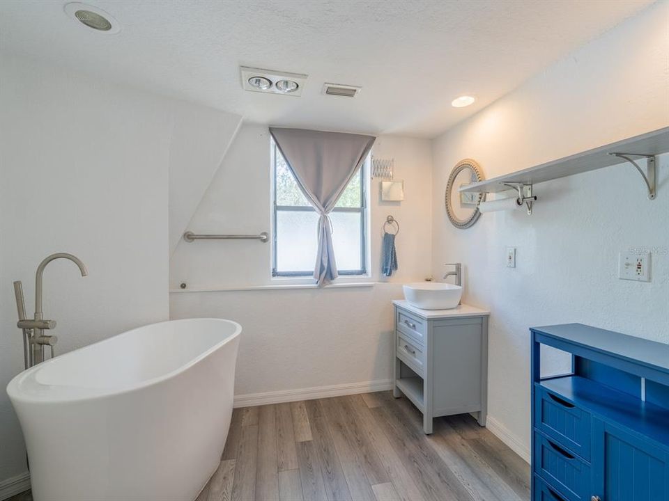 For Sale: $338,000 (3 beds, 3 baths, 1263 Square Feet)