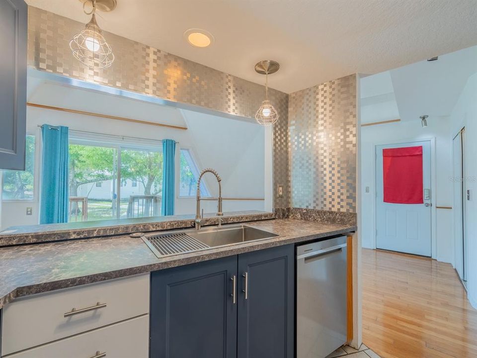 For Sale: $338,000 (3 beds, 3 baths, 1263 Square Feet)