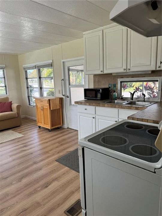For Rent: $1,250 (1 beds, 1 baths, 420 Square Feet)
