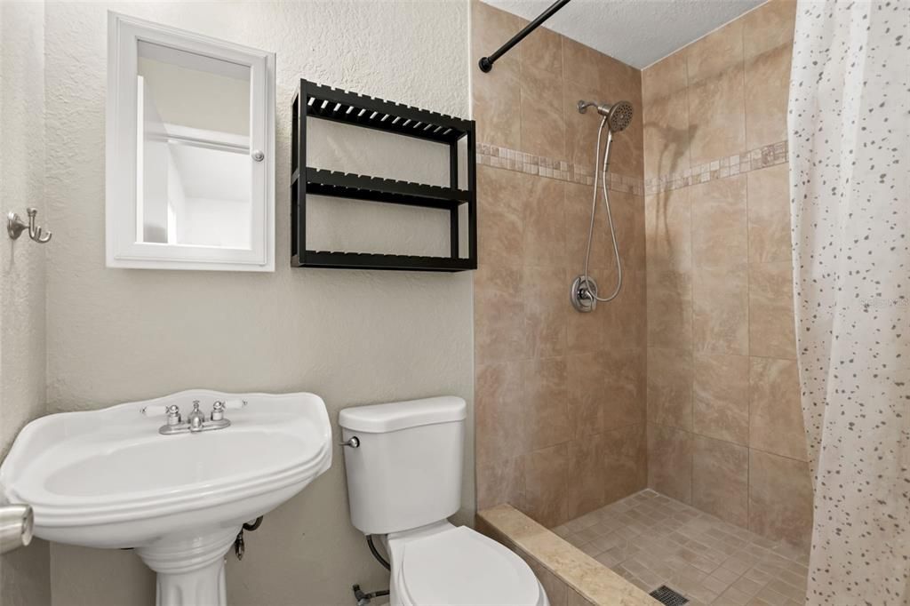 В аренду: $2,350 (4 спален, 2 ванн, 1200 Квадратных фут)