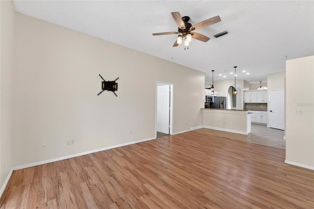 En Venta: $419,900 (4 camas, 2 baños, 1672 Pies cuadrados)