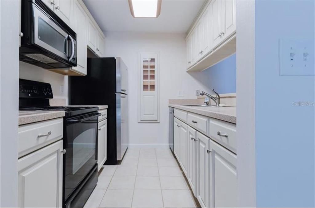 For Rent: $1,400 (1 beds, 1 baths, 834 Square Feet)