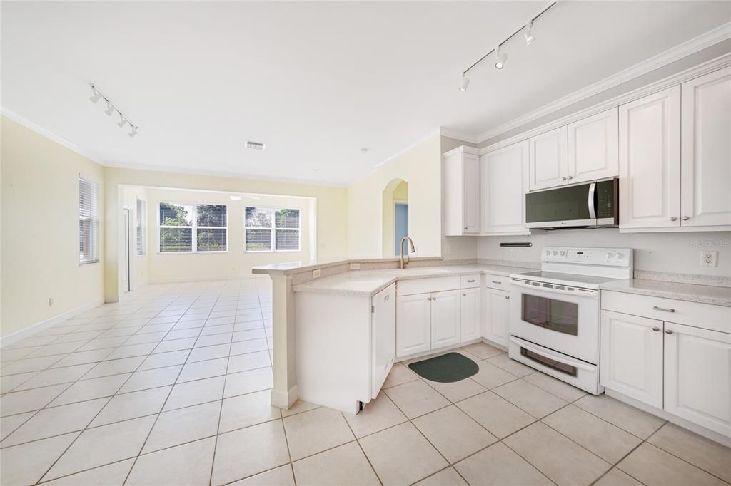For Sale: $275,000 (2 beds, 2 baths, 1341 Square Feet)