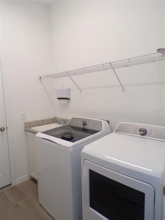 Activo con contrato: $3,200 (3 camas, 3 baños, 2242 Pies cuadrados)
