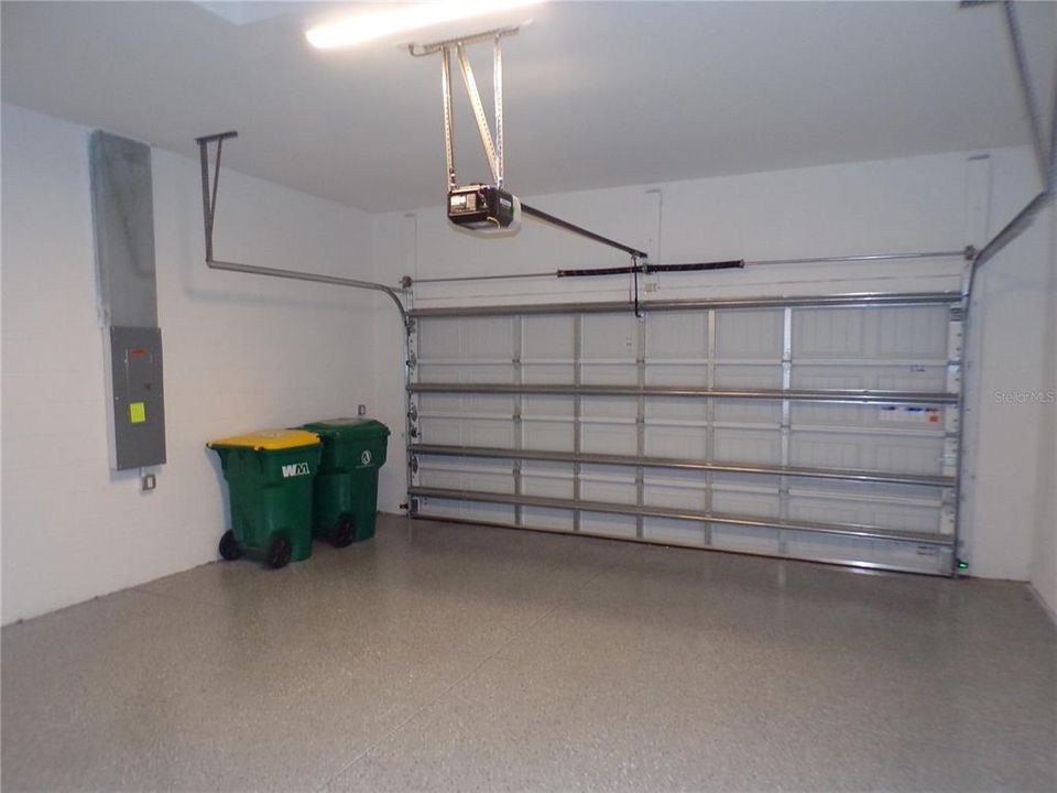 Activo con contrato: $3,200 (3 camas, 3 baños, 2242 Pies cuadrados)
