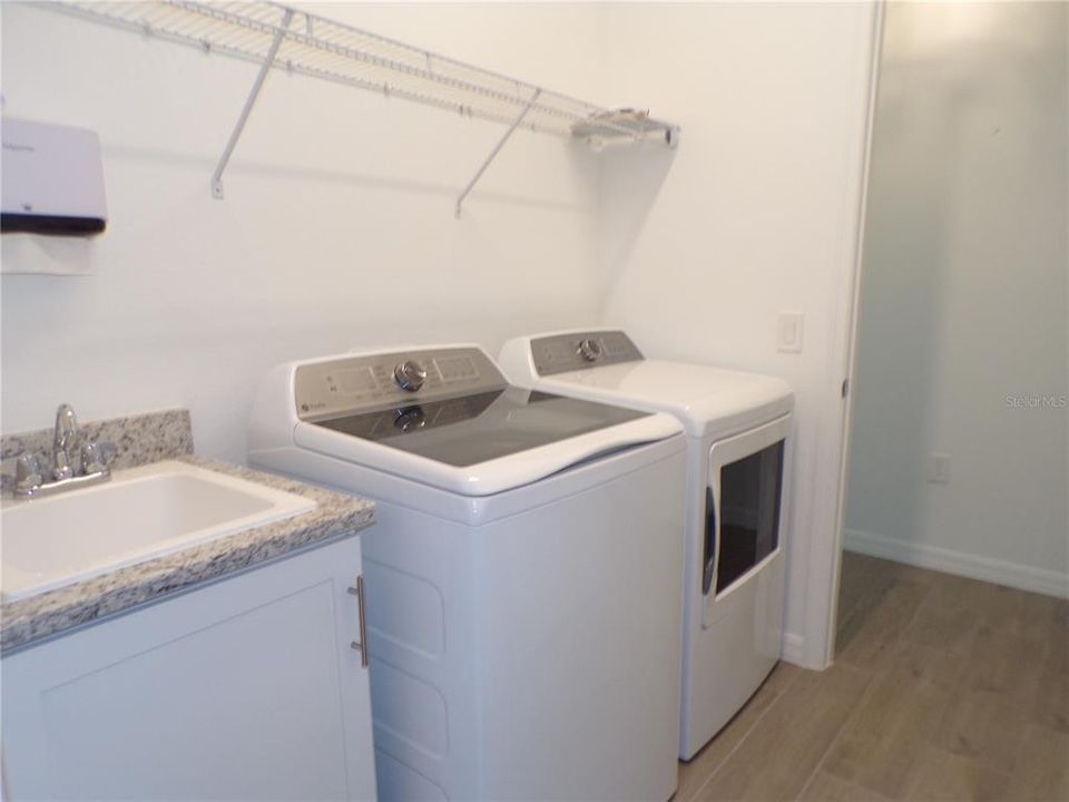 Activo con contrato: $3,200 (3 camas, 3 baños, 2242 Pies cuadrados)