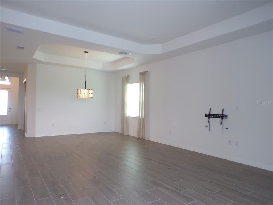 Activo con contrato: $3,200 (3 camas, 3 baños, 2242 Pies cuadrados)
