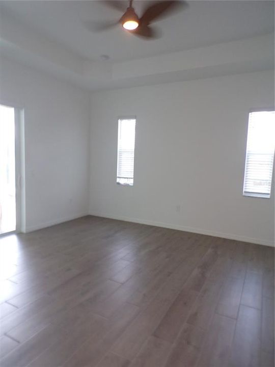 Activo con contrato: $3,200 (3 camas, 3 baños, 2242 Pies cuadrados)
