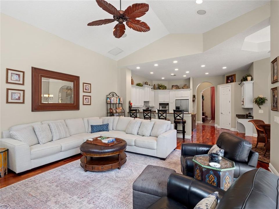 Под контрактом: $1,415,000 (4 спален, 3 ванн, 3870 Квадратных фут)