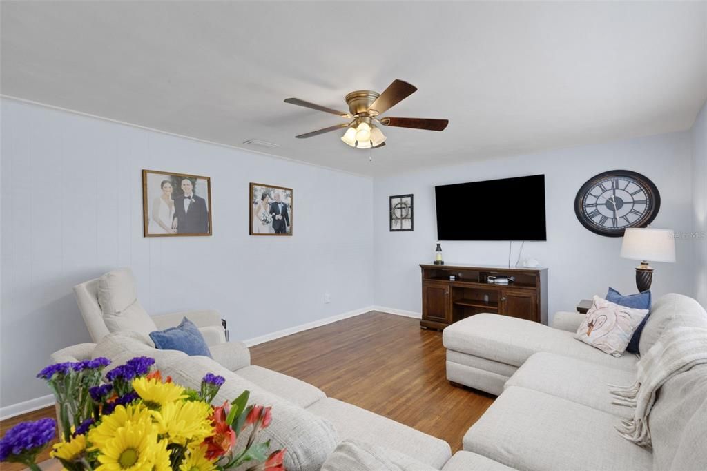 For Sale: $339,900 (3 beds, 1 baths, 1453 Square Feet)