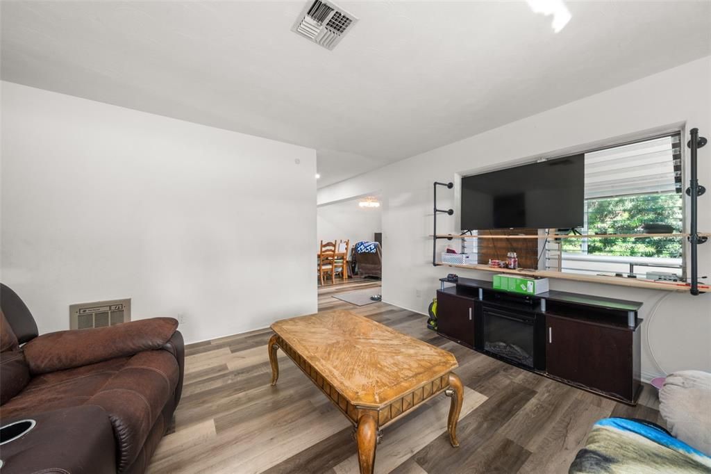 For Sale: $289,900 (3 beds, 2 baths, 1448 Square Feet)