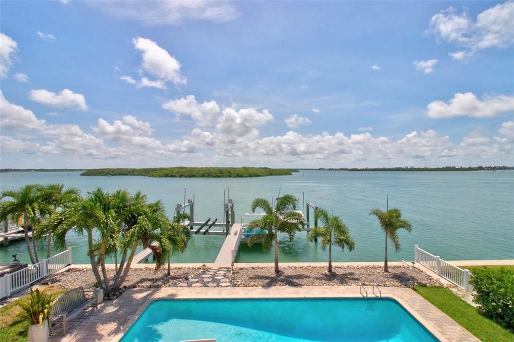 For Sale: $2,699,000 (4 beds, 3 baths, 3072 Square Feet)