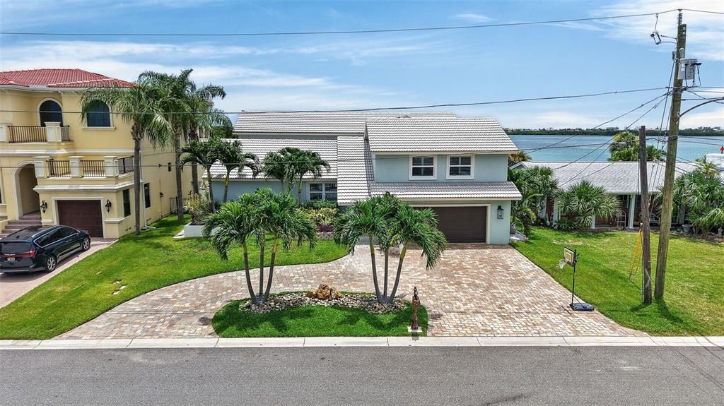 For Sale: $2,699,000 (4 beds, 3 baths, 3072 Square Feet)
