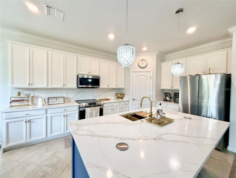 For Sale: $989,000 (6 beds, 4 baths, 3905 Square Feet)